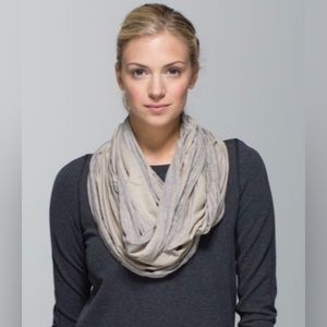 EUC Lululemon Twist & Shout Scarf